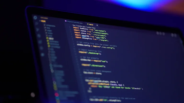 Màn hình laptop hiển thị mã nguồn website